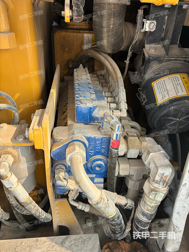 回转马达和主控阀（整机外观）