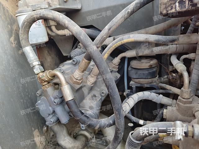 液压泵舱室正面整体（整机外观）