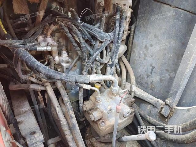 回转马达和主控阀（整机外观）