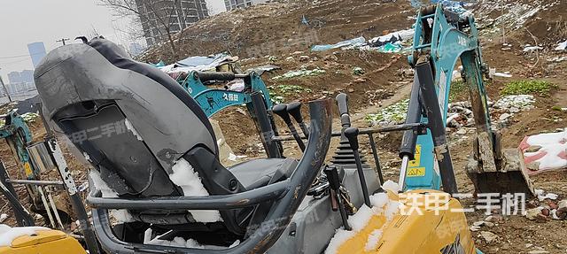 驾驶室顶部（整机外观）