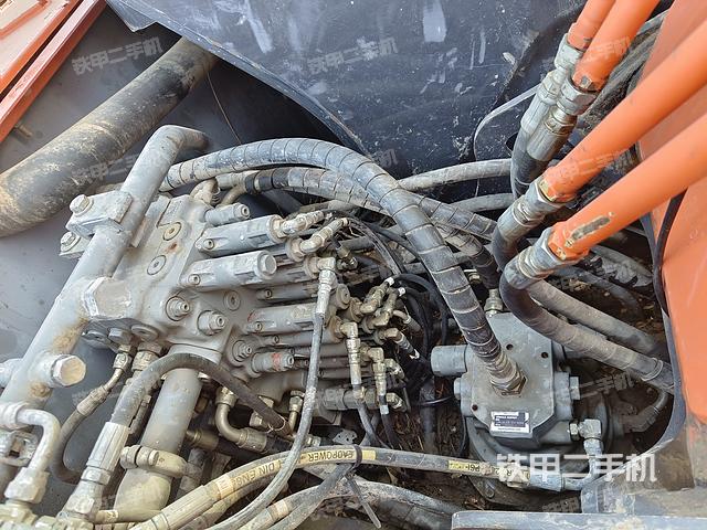 回转马达和主控阀（整机外观）