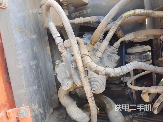 液压泵舱室正面整体（整机外观）