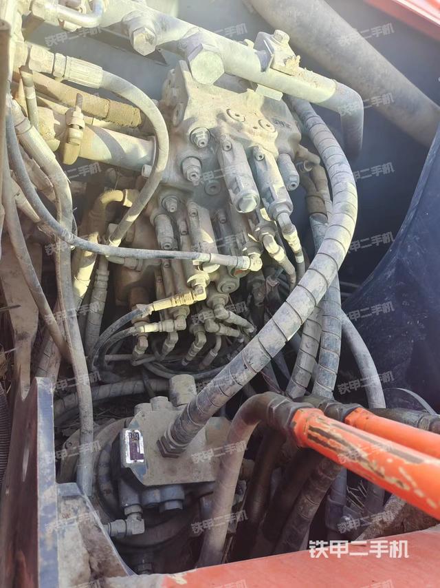 回转马达和主控阀（整机外观）