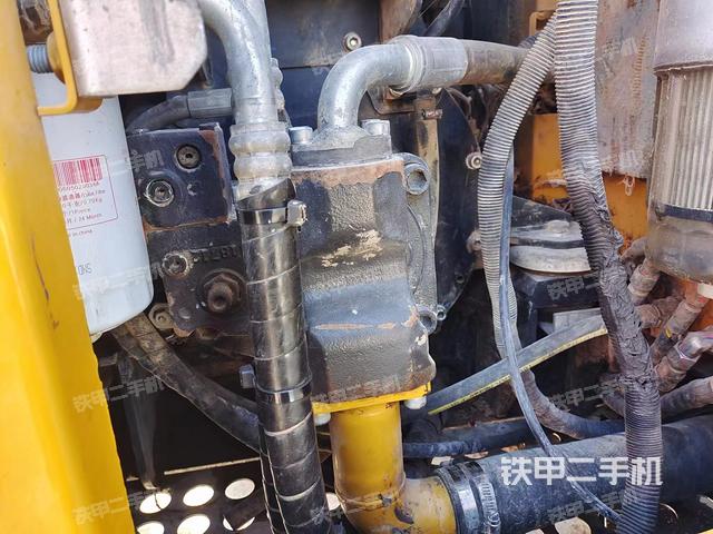 液压泵舱室正面整体（整机外观）