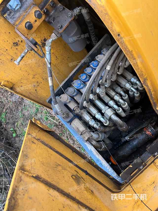 回转马达和主控阀（整机外观）