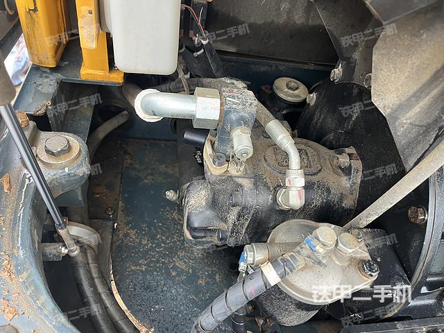 液压泵舱室正面整体（整机外观）