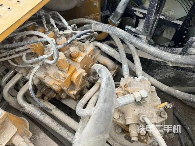 回转马达和主控阀（整机外观）