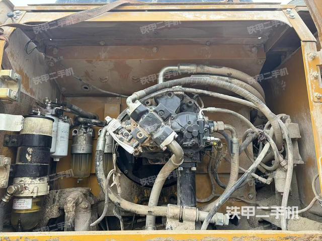 液压泵舱室正面整体（整机外观）