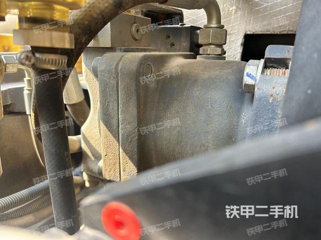 液压泵舱室正面整体（整机外观）