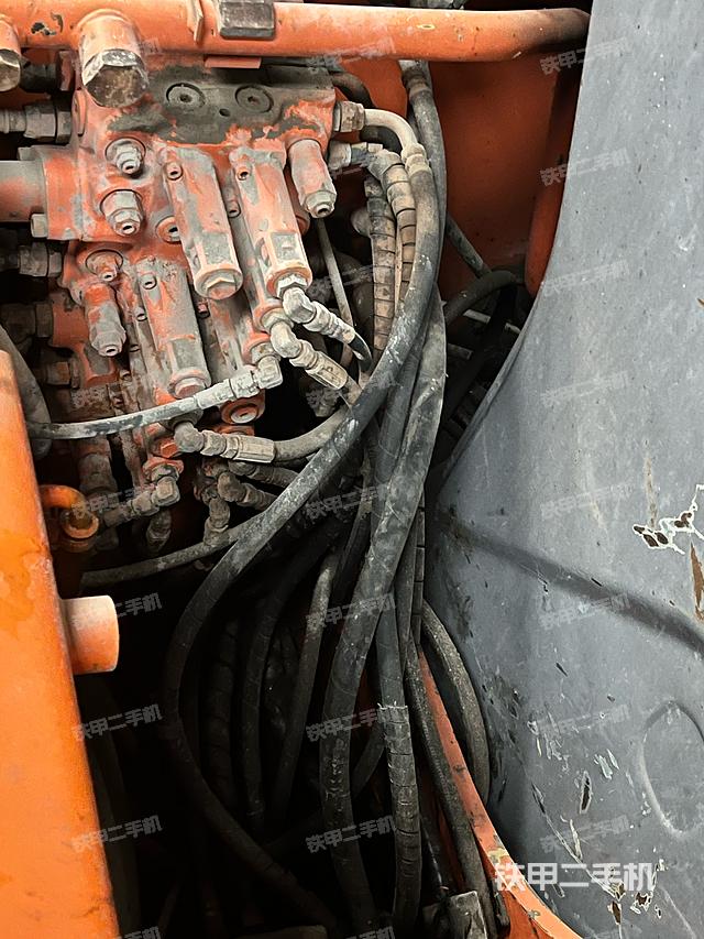 回转马达和主控阀（整机外观）