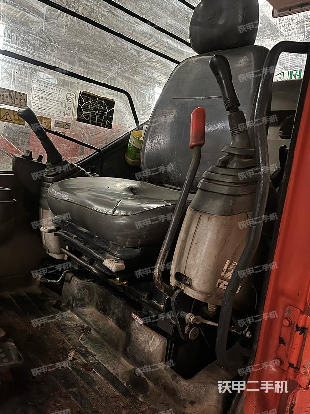 驾驶室顶部（整机外观）