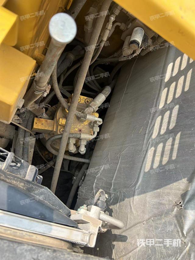 回转马达和主控阀（整机外观）