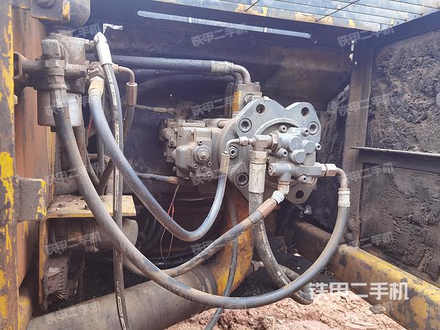 液压泵舱室正面整体（整机外观）