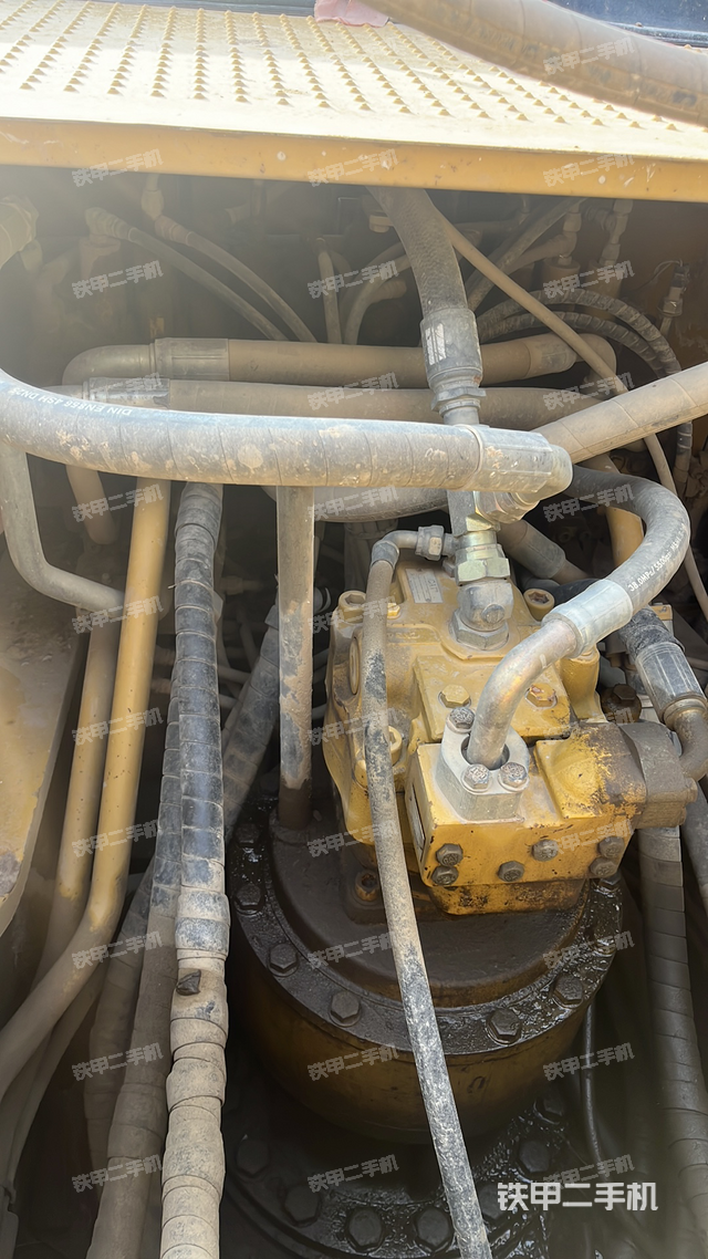 回转马达和主控阀（整机外观）