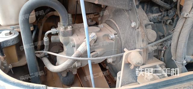 液压泵舱室正面整体（整机外观）