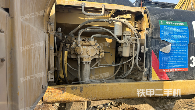 液压泵舱室正面整体（整机外观）