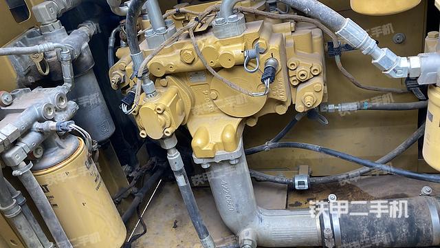 液压泵舱室正面整体（整机外观）