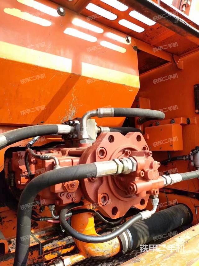 液压泵舱室正面整体（整机外观）