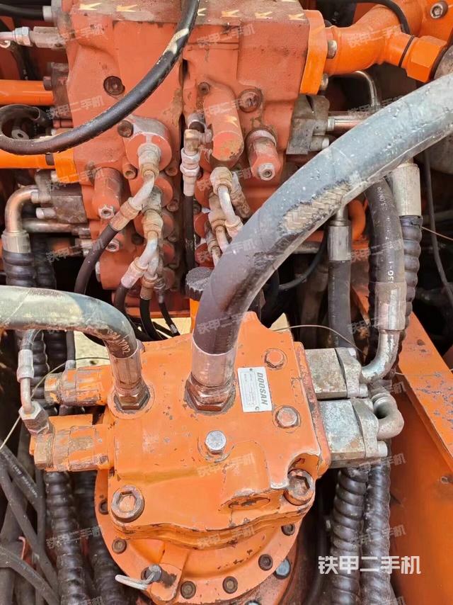 回转马达和主控阀（整机外观）