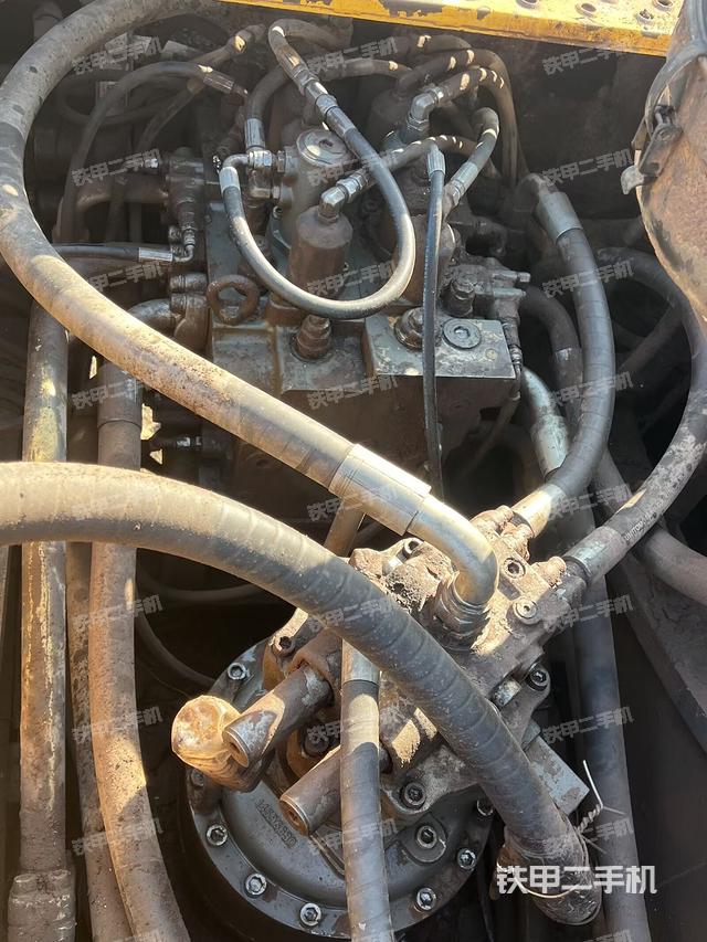 回转马达和主控阀（整机外观）