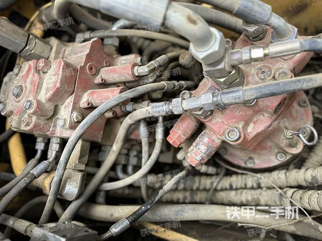 回转马达和主控阀（整机外观）