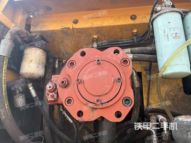 液压泵舱室正面整体（整机外观）