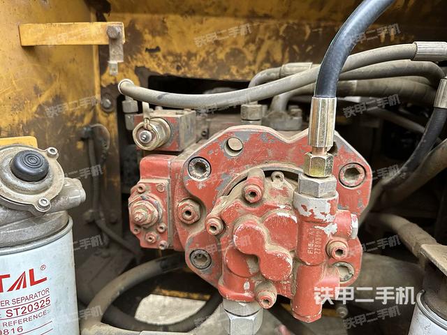 液压泵舱室正面整体（整机外观）