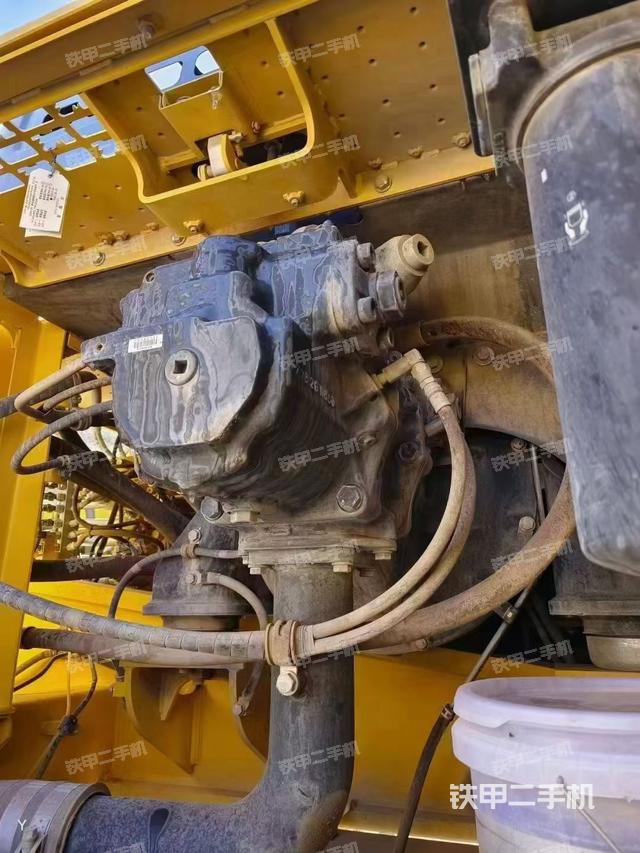 液压泵舱室正面整体（整机外观）