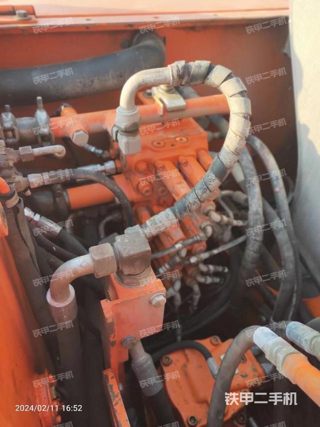 回转马达和主控阀（整机外观）