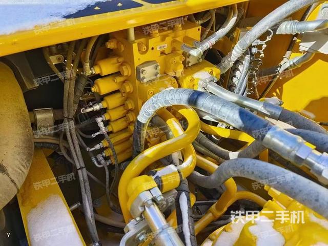 回转马达和主控阀（整机外观）