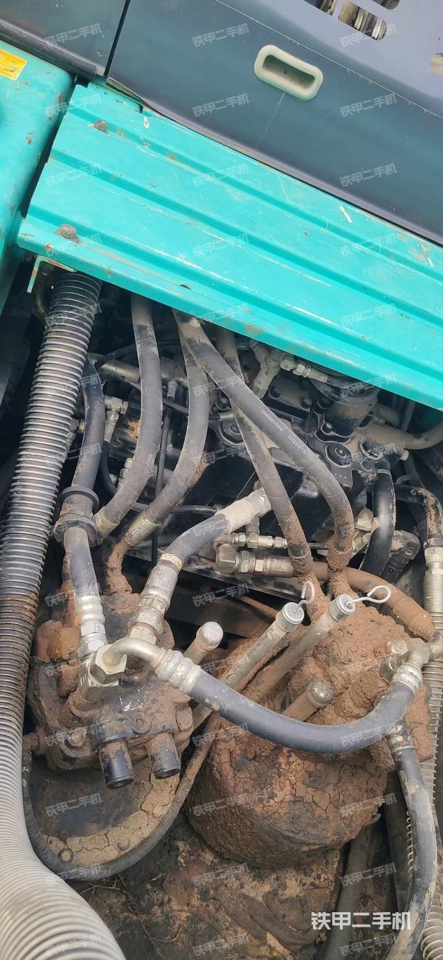 回转马达和主控阀（整机外观）