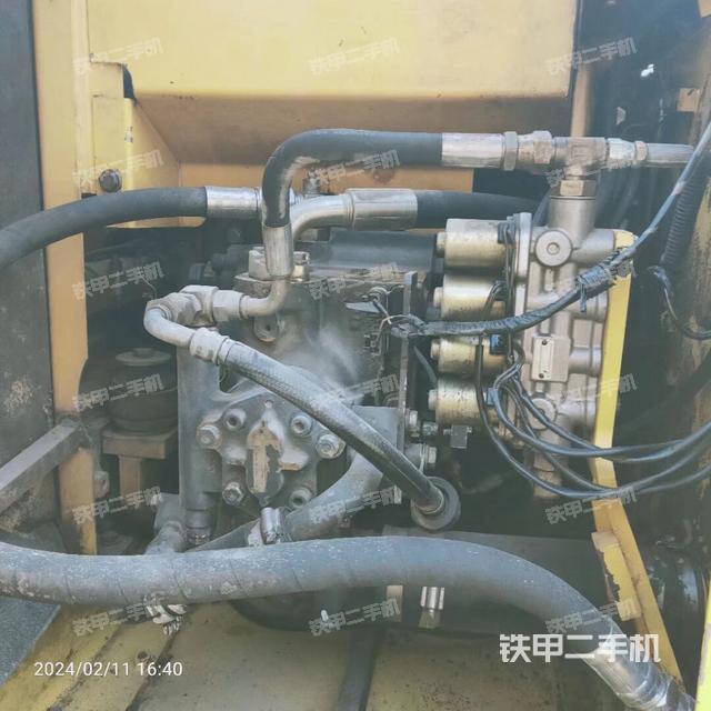 液压泵舱室正面整体（整机外观）