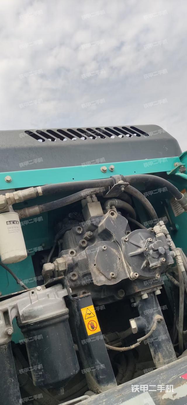 液压泵舱室正面整体（整机外观）