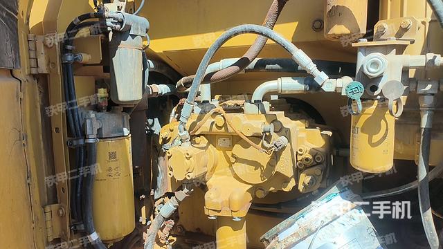 液压泵舱室正面整体（整机外观）