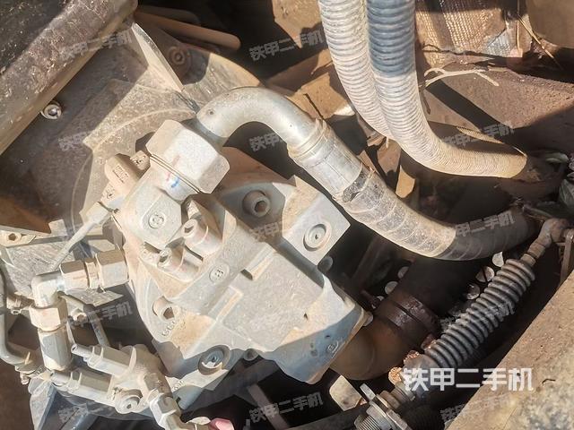 液压泵舱室正面整体（整机外观）