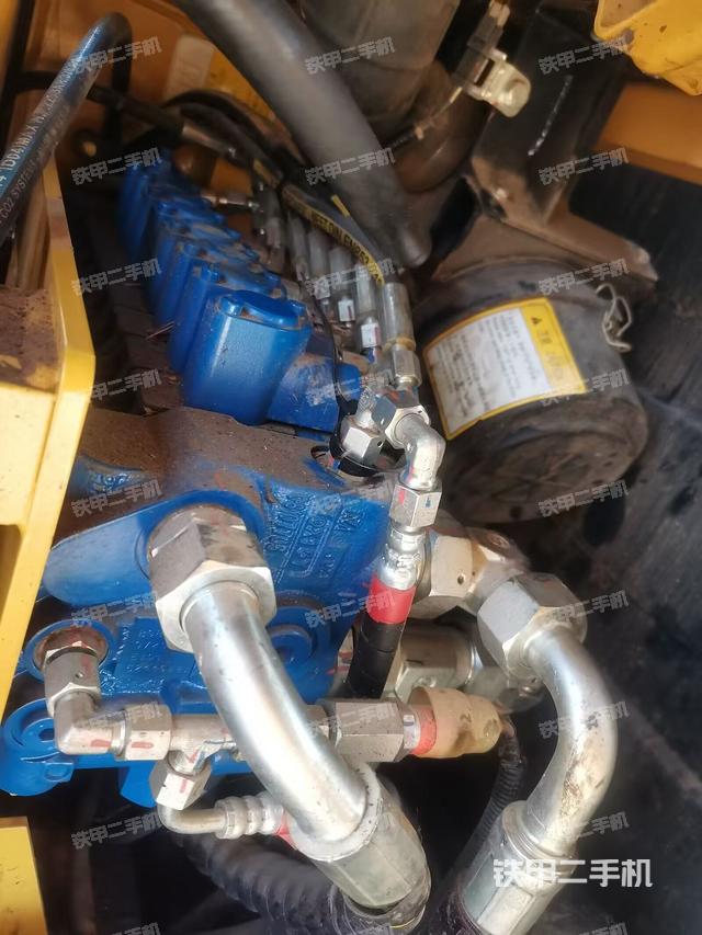 回转马达和主控阀（整机外观）