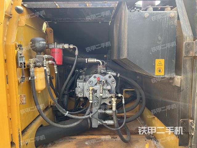 液压泵舱室正面整体（整机外观）