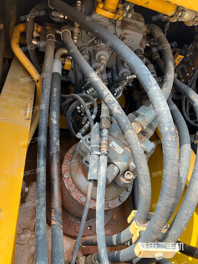 回转马达和主控阀（整机外观）