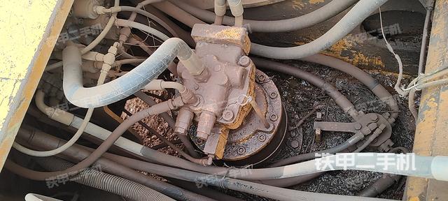 回转马达和主控阀（整机外观）