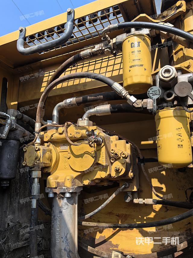 液压泵舱室正面整体（整机外观）