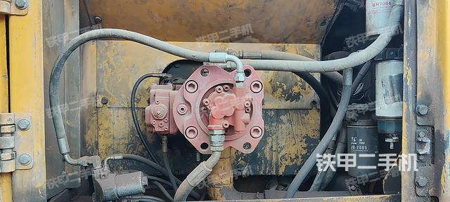 液压泵舱室正面整体（整机外观）