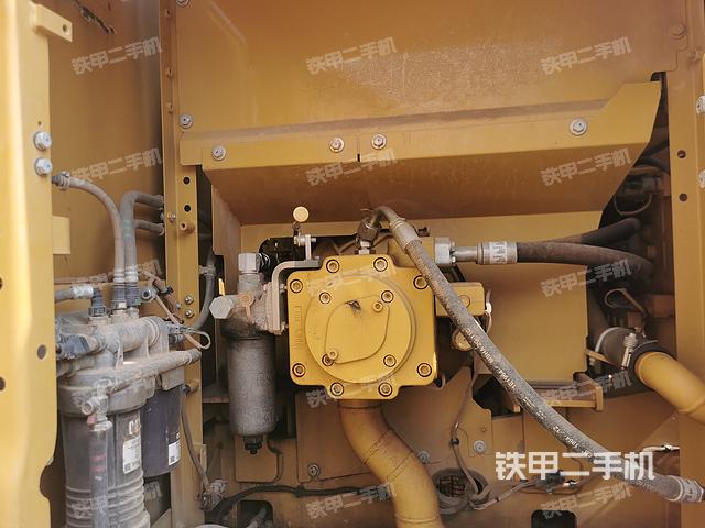 液压泵舱室正面整体（整机外观）