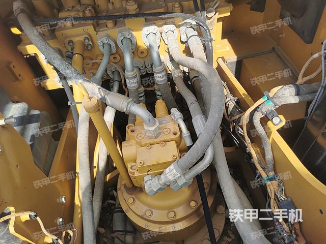 回转马达和主控阀（整机外观）