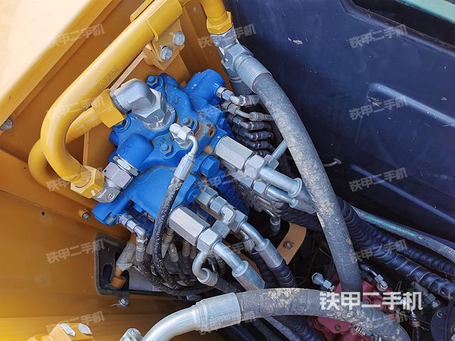 回转马达和主控阀（整机外观）