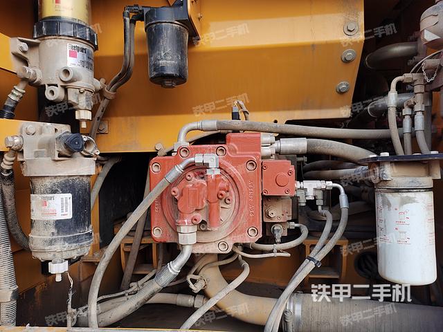 液压泵舱室正面整体（整机外观）