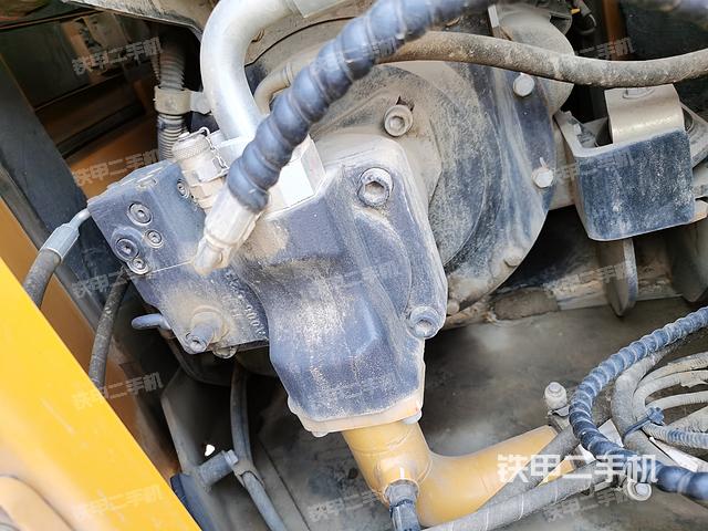 液压泵舱室正面整体（整机外观）