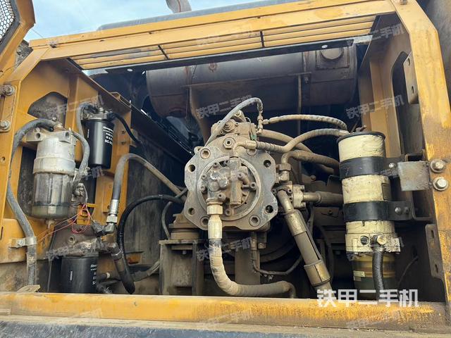 液压泵舱室正面整体（整机外观）