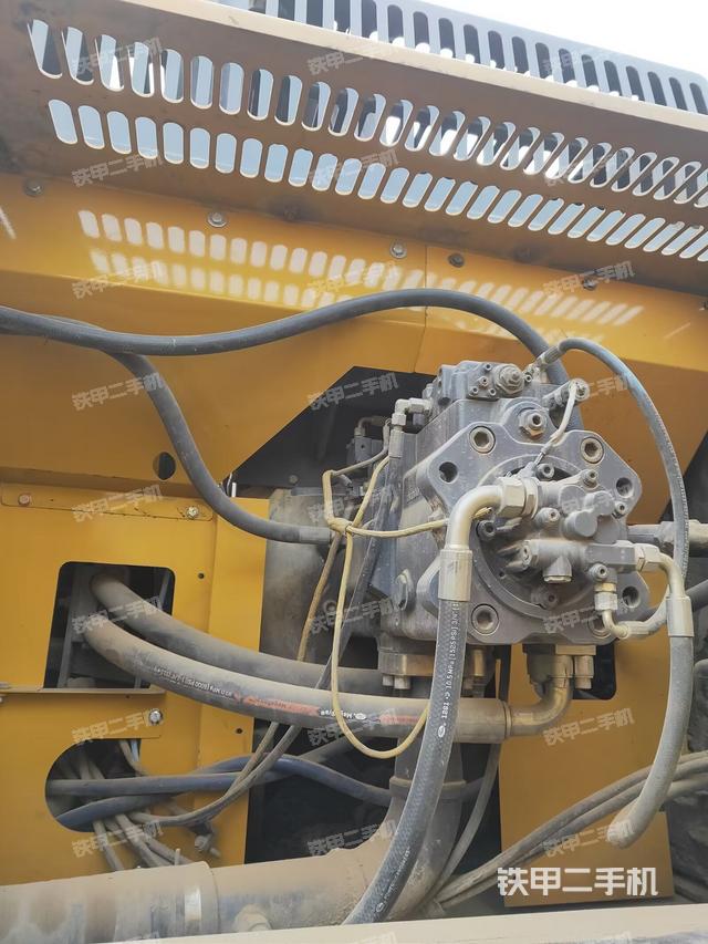 液压泵舱室正面整体（整机外观）