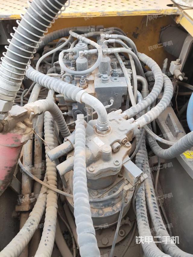 回转马达和主控阀（整机外观）