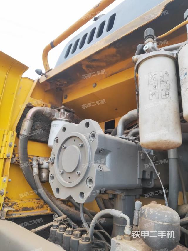 液压泵舱室正面整体（整机外观）